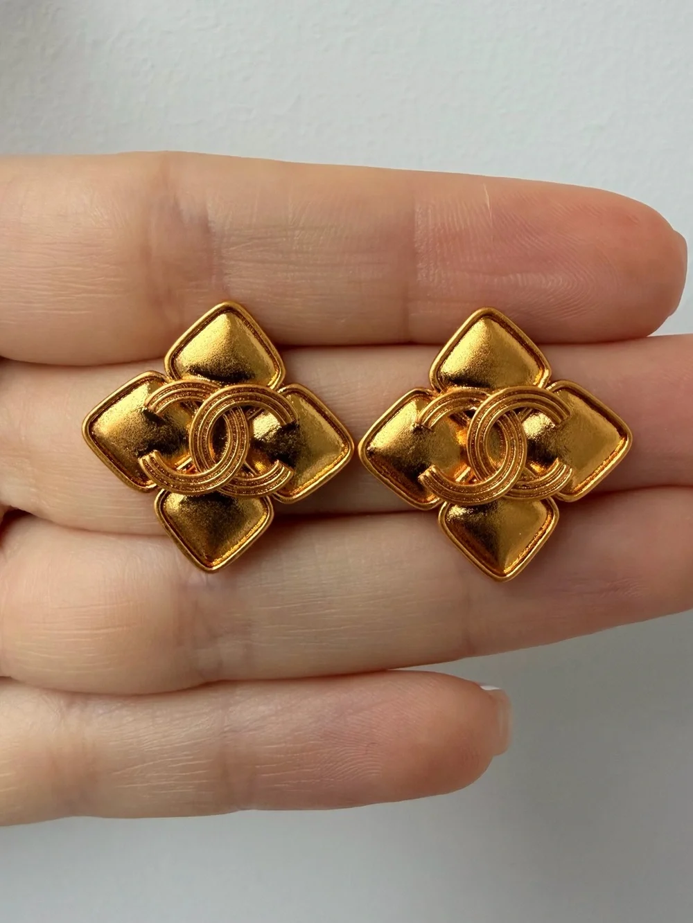 💛CHANEL Gold Flower Motif Stud Earrings✨